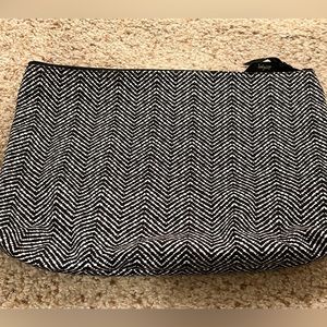 Thirty One zip pouch (bl/wh pattern)
